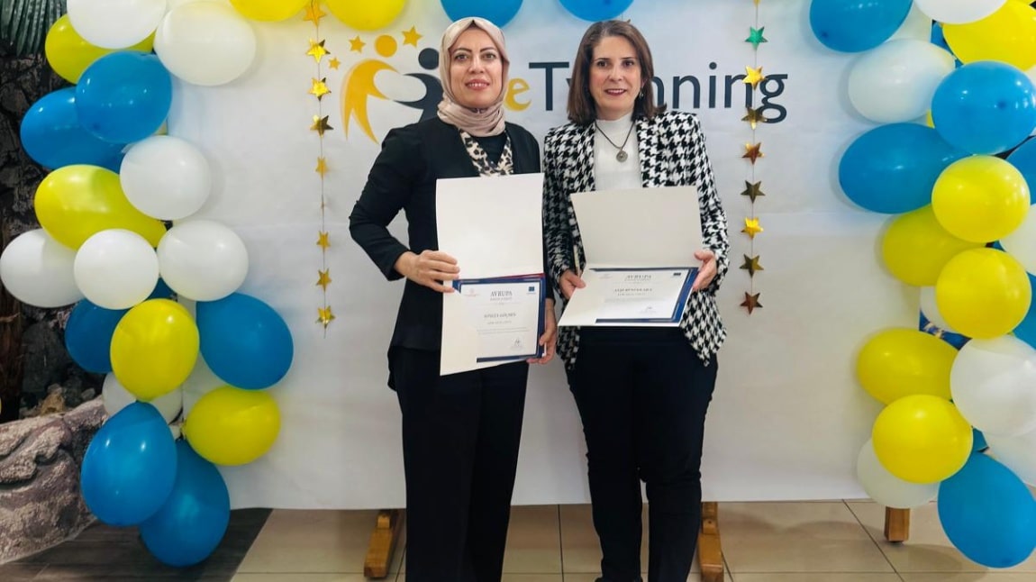 Okulumuz ögretmenlerinden  e-Twinning projelerinde önemli başarı... Songül GÖÇMEN ve Ayşe BÜYÜKKARA Avrupa Kalite etiketi ödüllerini almışlardır.Tebrikler ederiz.